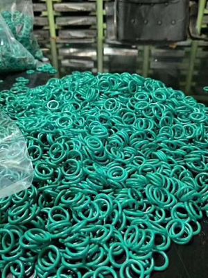 Green NBR/FKM/FFKM/EDPM/SI Rubber O Rings OEM/ODM Compression Molding dengan ketahanan minyak yang baik 16-30 N/mm Kekuatan robek