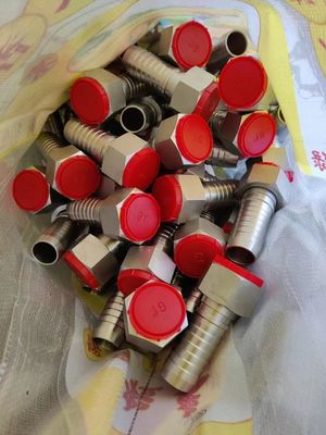 Bahan baku dan standar yang berbeda Baja Karbon Metrik Fittings Selang Hidrolik AIR NPT JIC SAE Fittings tabung BSP