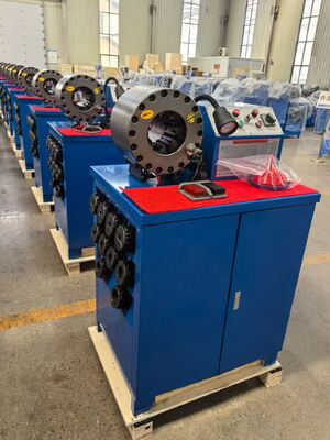 Ukuran Crimping Warna Biru 2” Mencapai Diameter Selang Dalam 2,5 Inci Kekuatan Besar Mesin Crimping Selang Karet Kekuatan Crimping 600T Dengan Kisaran 6-51mm Dan 10 Dies yang Dapat Dipertukarkan Dengan Alat Cetakan Perubahan Cepat