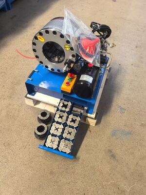 12V / 24V Tegangan Hidrolik Hose Crimping Machine dengan 600T Crimping Force 10 Dies dan 6-51mm Range untuk Loading Mobil