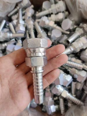 Harga yang bagus Bahan baku baja karbon Forklift Fittings selang hidrolik yang dapat digunakan kembali Wanita Pria Fittings selang hidrolik Ferrule on line