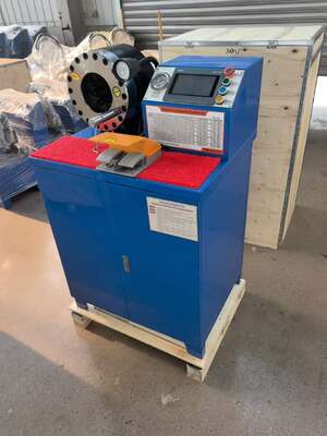 Harga yang bagus Mesin Crimping Selang Karet 2 Inci 600T Model Lebih Tinggi Warna Biru 220V/380V Tegangan Kontrol PLC Systerm dengan Rentang 6-51Mm dan 10 Cetakan yang Dapat Dipertukarkan on line